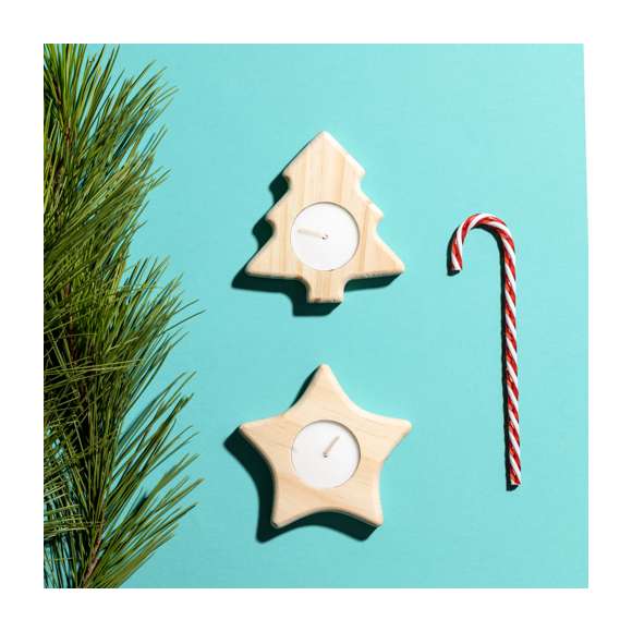 Vela de navidad de madera de pino con originales diseños de estrella y arbolito. Presentada en cajita blanca individual.