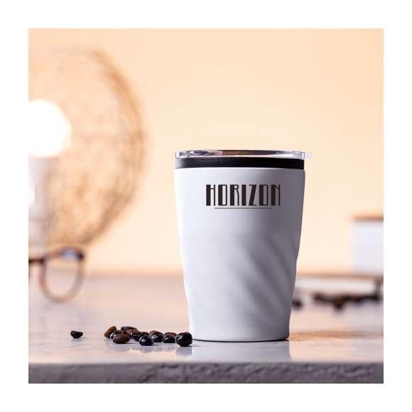 Vaso fabricado en acero inox de 350ml de capacidad. Cuerpo con diseño biselado, con anilla de color negro. Con original tapón dosificador transparente y abrefácil. Es ideal para tener en tu escritorio, mesa o en cualquier superficie donde disfrutar tranquilamente de tu bebida favorita.