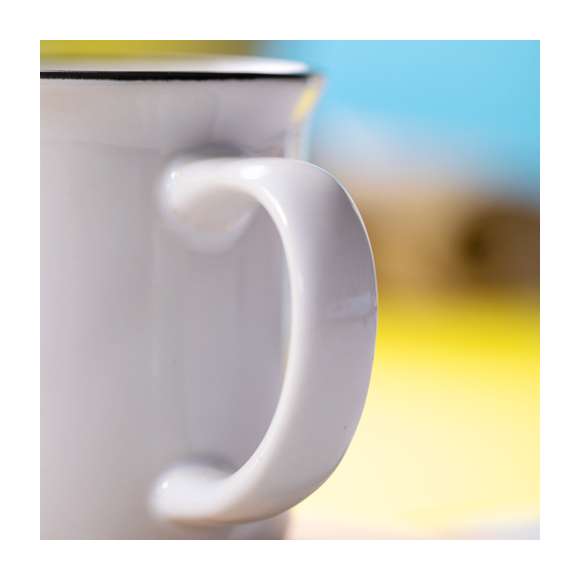 Taza de cerámica de 300ml de capacidad con diseño vintage. En elegante diseño bicolor, con anilla coloreada en el borde y cuerpo en color blanco. Especialmente diseñada para marcaje en sublimación. Presentada en caja individual.Disponible manual de instrucciones en español e inglés.
