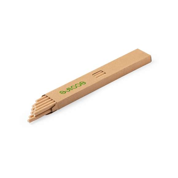 Set de pajitas de papel con tratamiento especial anti humedad. Compuesto por 10 pajitas, presentadas en estuche de cartón reciclado. Disponible en acabado natural y marrón.