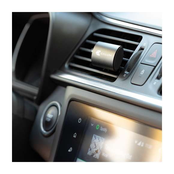  	Ambientador para rejilla de coche en elegante diseño. Con frontal deslizante en aluminio granulado y resistente pinza para rejilla. Con bolitas de perfume de aroma limón y disponible en acabados plateado y negro.