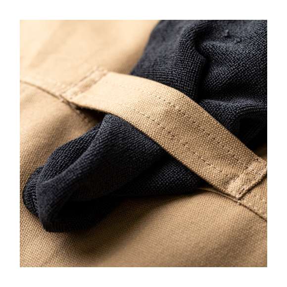 Delantal pro de alta calidad en resistente material 100% algodón canvas de 340g/m2. De corte por debajo de la rodilla, con cintas de cuello y cintura en resistente polipiel con ajuste mediante hebilla y reforzado con remaches metálicos. Incluye multitud de bolsillos para los distintos utensilios, con las costuras reforzadas.