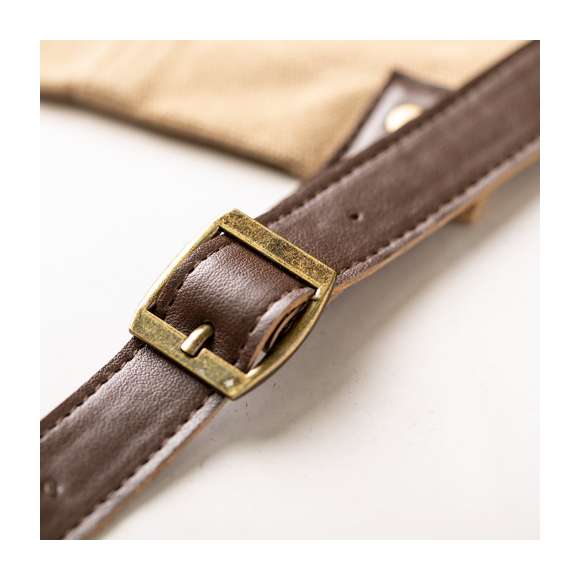 Delantal pro de alta calidad en resistente material 100% algodón canvas de 340g/m2. De corte por debajo de la rodilla, con cintas de cuello y cintura en resistente polipiel con ajuste mediante hebilla y reforzado con remaches metálicos. Incluye multitud de bolsillos para los distintos utensilios, con las costuras reforzadas.
