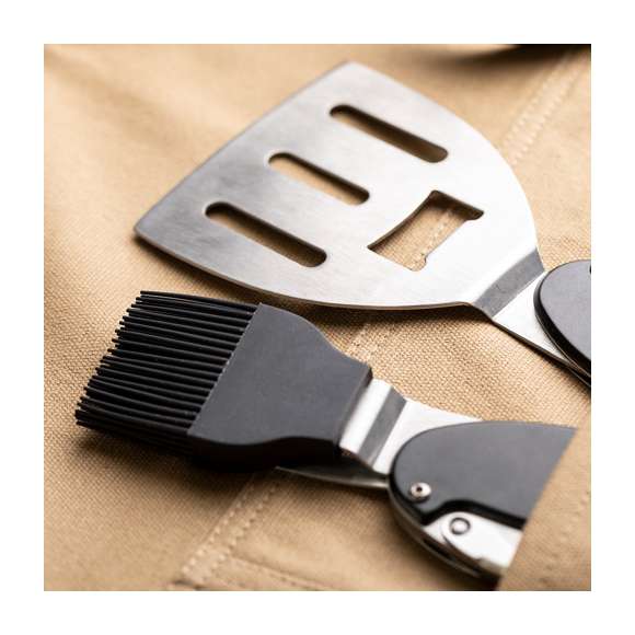 Delantal pro de alta calidad en resistente material 100% algodón canvas de 340g/m2. De corte por debajo de la rodilla, con cintas de cuello y cintura en resistente polipiel con ajuste mediante hebilla y reforzado con remaches metálicos. Incluye multitud de bolsillos para los distintos utensilios, con las costuras reforzadas.