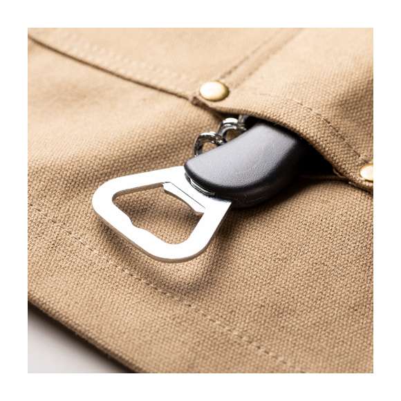 Delantal pro de alta calidad en resistente material 100% algodón canvas de 340g/m2. De corte por debajo de la rodilla, con cintas de cuello y cintura en resistente polipiel con ajuste mediante hebilla y reforzado con remaches metálicos. Incluye multitud de bolsillos para los distintos utensilios, con las costuras reforzadas.