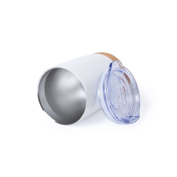 Vaso de sobremesa fabricado en combinación de base en corcho natural con cuerpo en acero inox de acabado blanco, de 380 ml de capacidad. Con doble cobertura para mejor y mas duradera conservación de la temperatura y original tapón dosificador con abrefácil transparente. Presentado en atractiva caja de diseño.