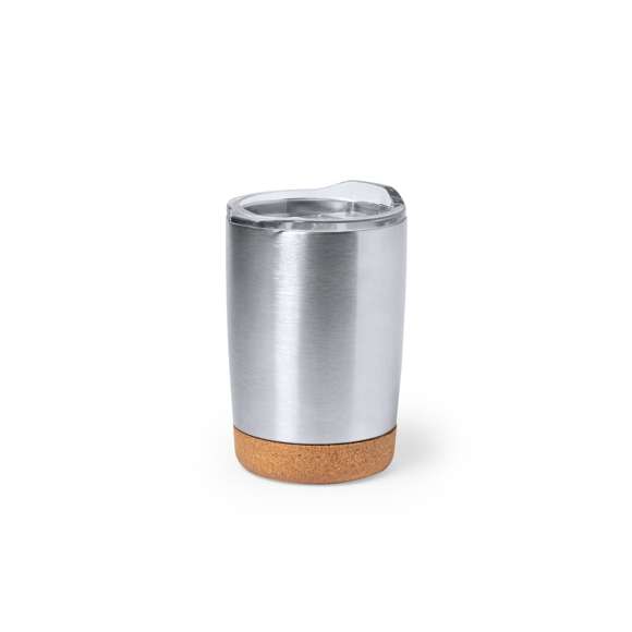 Vaso de sobremesa fabricado en combinación de base en corcho natural con cuerpo en acero inox de acabado blanco, de 380 ml de capacidad. Con doble cobertura para mejor y mas duradera conservación de la temperatura y original tapón dosificador con abrefácil transparente. Presentado en atractiva caja de diseño.