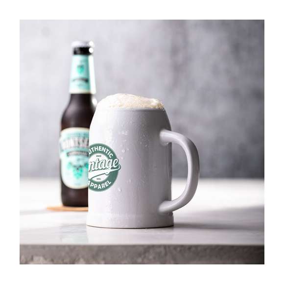 Jarra de cerámica en elegante acabado blanco para los más cerveceros. De 700ml de capacidad y con cómoda asa. Apta para microondas y presentada en caja individual blanca.