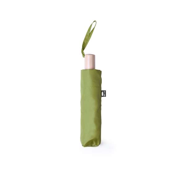 Paraguas plegable de línea nature de 95cm de diámetro. En material pongee 190T RPET, elaborado a partir de plástico reciclado, para así fomentar la reutilización de residuos plásticos y ayudar a la sostenibilidad del planeta. De apertura manual, con sistema anti viento y varillas metálicas. Mango de madera, con funda de transporte y cintas a juego. Con etiqueta distintiva RPET
