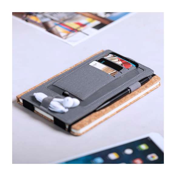 Elegante y práctico organizador cargador en polipiel. Cargador inalámbrico integrado con luz indicadora de carga y ajustable a cualquier tamaño de bloc de notas. Incluye soporte para bolígrafo y multitud de bolsillos para tarjetas y otros accesorios. Disponible en variada gama de colores, con cierre de corchete y bandas elásticas. Cable micro USB incluido.