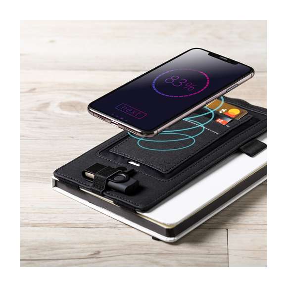 Elegante y práctico organizador cargador en polipiel. Cargador inalámbrico integrado con luz indicadora de carga y ajustable a cualquier tamaño de bloc de notas. Incluye soporte para bolígrafo y multitud de bolsillos para tarjetas y otros accesorios. Disponible en variada gama de colores, con cierre de corchete y bandas elásticas. Cable micro USB incluido.