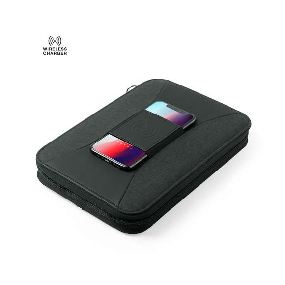 Completo organizador power bank en combinación de materiales poliéster 300D y polipiel. Cargador inalámbrico integrado en la portada, con soporte para sujeción del smartphone. Incluye batería auxiliar de 4.000 mAh de capacidad de carga integrada. De sobrio diseño y cierre de cremallera, incluye bloc de notas de 64 hojas con disposición a una raya, soporte para bolígrafo y tarjetero. Salida USB, con cable micro USB incluido y presentado en elegante caja negra. Las capacidades mostradas en todas nuestras baterías auxiliares externas son reales, incorporando todas ellas baterías de grado A y no recicladas, con una vida útil de al menos 500 ciclos de carga y según normativa CE. Además, están fabricadas conforme a los estándares RoHS y en cumplimiento con los siguientes requisitos de seguridad: Sistema de protección contra sobrecarga del power bank. Sistema de protección contra descarga completa que proporciona una mayor durabilidad del power bank. Sistema de bloqueo para evitar cor
