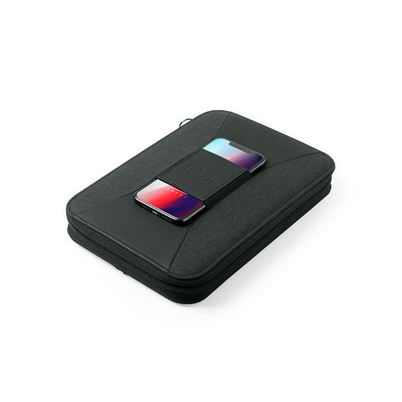 Completo organizador power bank en combinación de materiales poliéster 300D y polipiel. Cargador inalámbrico integrado en la portada, con soporte para sujeción del smartphone. Incluye batería auxiliar de 4.000 mAh de capacidad de carga integrada. De sobrio diseño y cierre de cremallera, incluye bloc de notas de 64 hojas con disposición a una raya, soporte para bolígrafo y tarjetero. Salida USB, con cable micro USB incluido y presentado en elegante caja negra. Las capacidades mostradas en todas nuestras baterías auxiliares externas son reales, incorporando todas ellas baterías de grado A y no recicladas, con una vida útil de al menos 500 ciclos de carga y según normativa CE. Además, están fabricadas conforme a los estándares RoHS y en cumplimiento con los siguientes requisitos de seguridad: Sistema de protección contra sobrecarga del power bank. Sistema de protección contra descarga completa que proporciona una mayor durabilidad del power bank. Sistema de bloqueo para evitar cor