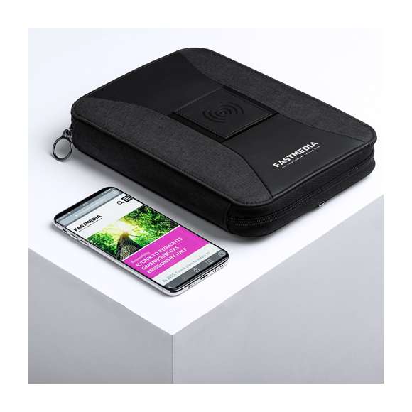 Completo organizador power bank en combinación de materiales poliéster 300D y polipiel. Cargador inalámbrico integrado en la portada, con soporte para sujeción del smartphone. Incluye batería auxiliar de 4.000 mAh de capacidad de carga integrada. De sobrio diseño y cierre de cremallera, incluye bloc de notas de 64 hojas con disposición a una raya, soporte para bolígrafo y tarjetero. Salida USB, con cable micro USB incluido y presentado en elegante caja negra. Las capacidades mostradas en todas nuestras baterías auxiliares externas son reales, incorporando todas ellas baterías de grado A y no recicladas, con una vida útil de al menos 500 ciclos de carga y según normativa CE. Además, están fabricadas conforme a los estándares RoHS y en cumplimiento con los siguientes requisitos de seguridad: Sistema de protección contra sobrecarga del power bank. Sistema de protección contra descarga completa que proporciona una mayor durabilidad del power bank. Sistema de bloqueo para evitar cor