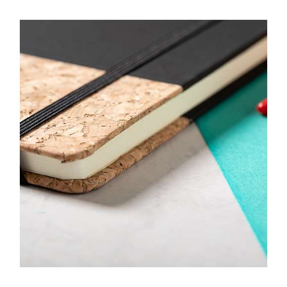 Bloc de notas de línea nature en combinación de corcho natural con polipiel de tapas rígidas. Con 100 hojas lisas con acabado natural, elástico de sujeción y marcapáginas de tela a juego. Disponible en variada gama de colores.