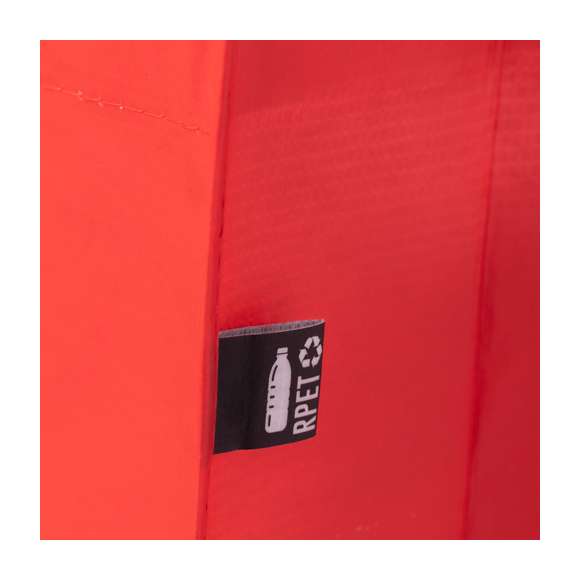 Bolsa de línea nature en material RPET, elaborado a partir de plástico reciclado, para así fomentar la reutilización de residuos plásticos y ayudar a la sostenibilidad del planeta. En material laminado de 105 g/m2 de acabado mate, con asas medianas y costuras y base reforzadas. Resistencia hasta 5 kg de peso. Disponible en variada gama de colores, con etiqueta distintivo RPET.