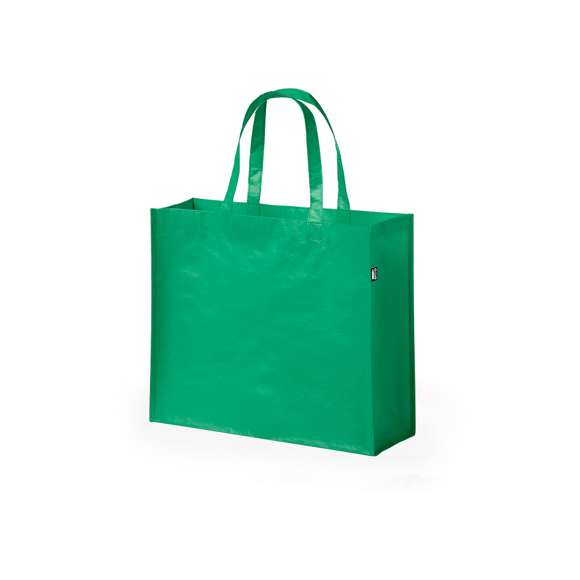 Bolsa de línea nature en material RPET, elaborado a partir de plástico reciclado, para así fomentar la reutilización de residuos plásticos y ayudar a la sostenibilidad del planeta. En material laminado de 105 g/m2 de acabado mate, con asas medianas y costuras y base reforzadas. Resistencia hasta 5 kg de peso. Disponible en variada gama de colores, con etiqueta distintivo RPET.