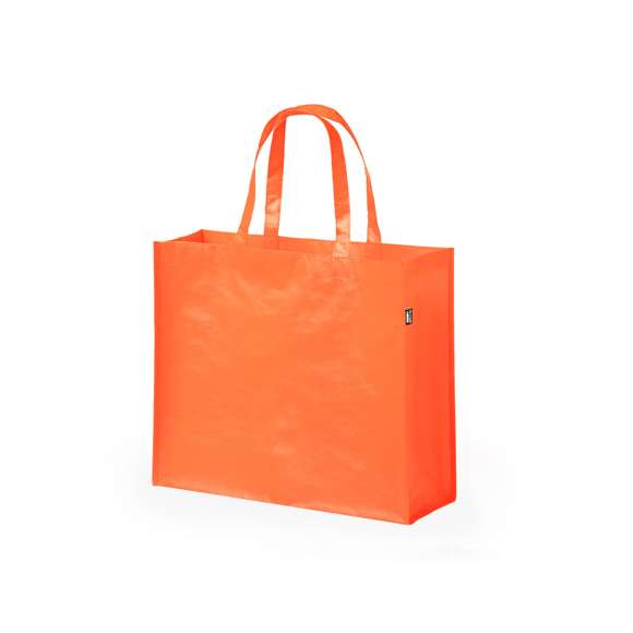 Bolsa de línea nature en material RPET, elaborado a partir de plástico reciclado, para así fomentar la reutilización de residuos plásticos y ayudar a la sostenibilidad del planeta. En material laminado de 105 g/m2 de acabado mate, con asas medianas y costuras y base reforzadas. Resistencia hasta 5 kg de peso. Disponible en variada gama de colores, con etiqueta distintivo RPET.