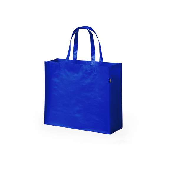 Bolsa de línea nature en material RPET, elaborado a partir de plástico reciclado, para así fomentar la reutilización de residuos plásticos y ayudar a la sostenibilidad del planeta. En material laminado de 105 g/m2 de acabado mate, con asas medianas y costuras y base reforzadas. Resistencia hasta 5 kg de peso. Disponible en variada gama de colores, con etiqueta distintivo RPET.