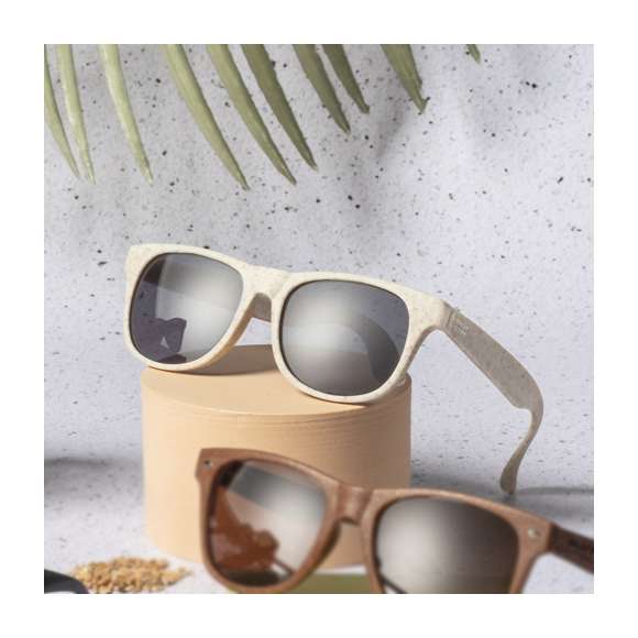 Gafas de sol de línea nature con protección UV400. Con montura en fibra de bambú y lentes tintadas a juego.