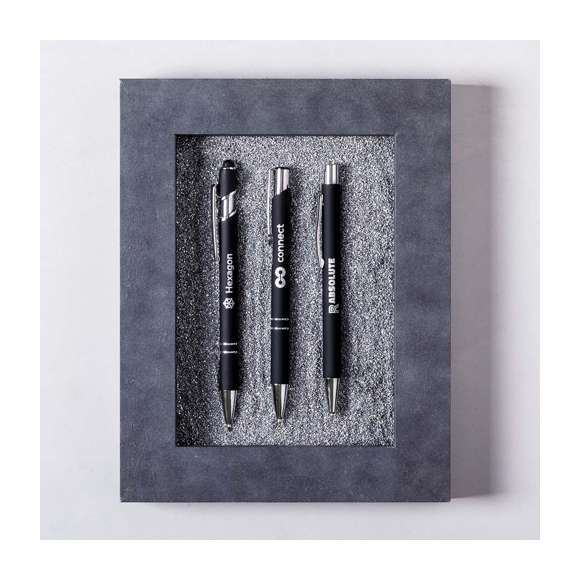 Bolígrafo puntero de mecanismo pulsador y original diseño. Cuerpo de aluminio acabado goma, especialmente diseñado para marcaje en láser y mostrar el logotipo en tono plateado. Con accesorios cromados y clip metálico. Disponible en variada gama de colores, con cartucho jumbo y tinta azul.