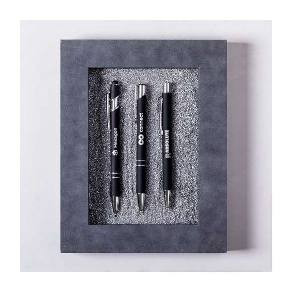 Original bolígrafo de mecanismo pulsador en elegante diseño bicolor. Con cuerpo de aluminio en tacto goma de acabado mate. Especialmente diseñado para marcaje en láser y mostrar el logotipo en tono plateado. Clip, parte superior y punta en plateado. Disponible en variada gama de colores, con cartucho jumbo y tinta azul.