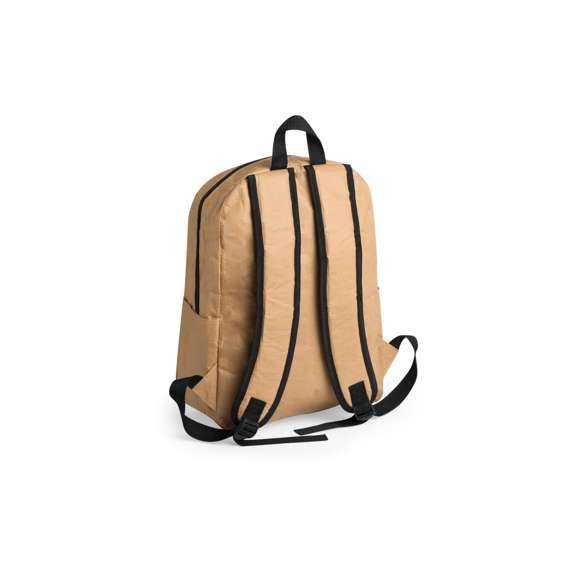 Innovadora mochila en papel laminado ultra resistente de 130 g/m2, resistente a las salpicaduras de agua. Compartimento principal y amplio bolsillo en frontal con cierres de cremallera. Asa de transporte y accesorios en color negro, con cintas de hombros acolchadas y ajustables.