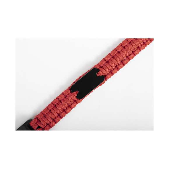 Brazalete multifunción para los más aventureros en resistente nylon. 5 funciones: brazalete, brújula, silbato, cuchillo rascador y abridor. Disponible en variada gama de colores, con cierre de hebilla de seguridad.