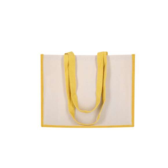 Bolsa de línea nature, en combinación de materiales yute laminado y algodón laminado. Tamaño 39 x 31,5 + 16 cm, de acabado cosido y con asas largas reforzadas de 76 cm. Resistencia de hasta 12 kg de peso.