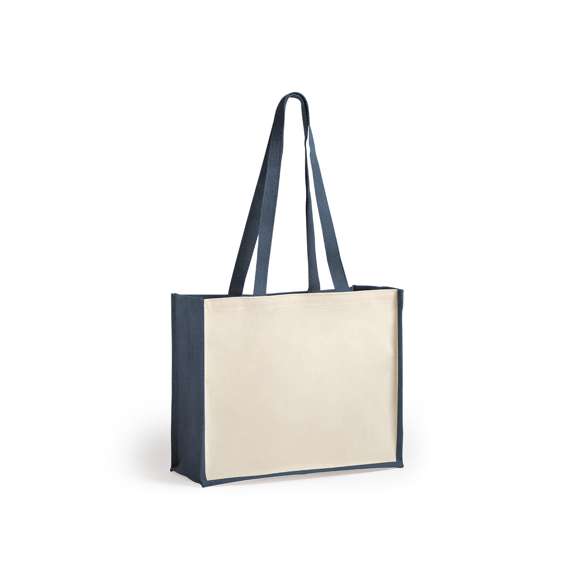 Bolsa de línea nature, en combinación de materiales yute laminado y algodón laminado. Tamaño 39 x 31,5 + 16 cm, de acabado cosido y con asas largas reforzadas de 76 cm. Resistencia de hasta 12 kg de peso.