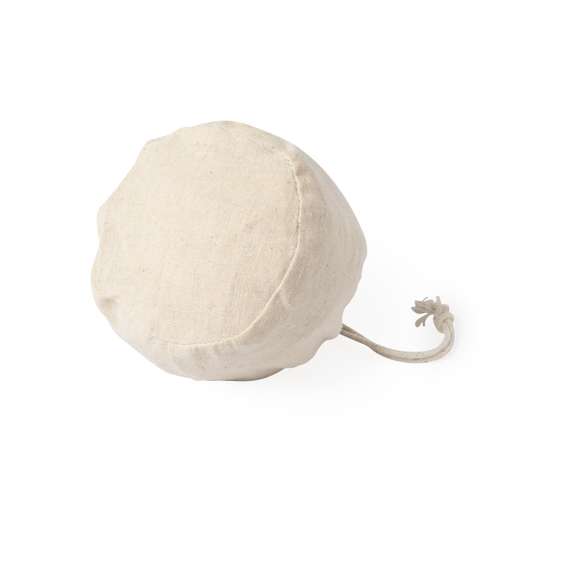 Bolsa plegable de línea nature en material 100% algodón orgánico natural de 120 g/m2. Asas largas de 70cm con refuerzo y de acabado cosido. Distintivo organic en etiqueta lateral y resistencia hasta 9 kg de peso. Plegado de pequeño tamaño para fácil transporte.