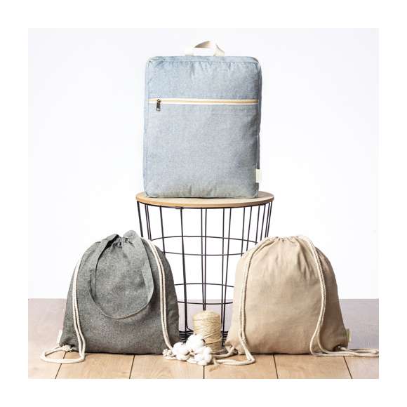 Mochila de cuerdas de línea nature en material 100% algodón reciclado de 120 g/m2. Cuerdas autocierre en algodón, con distintivo eco en etiqueta lateral y disponible en variada gama de colores nature. Resistencia hasta 9kg de peso.