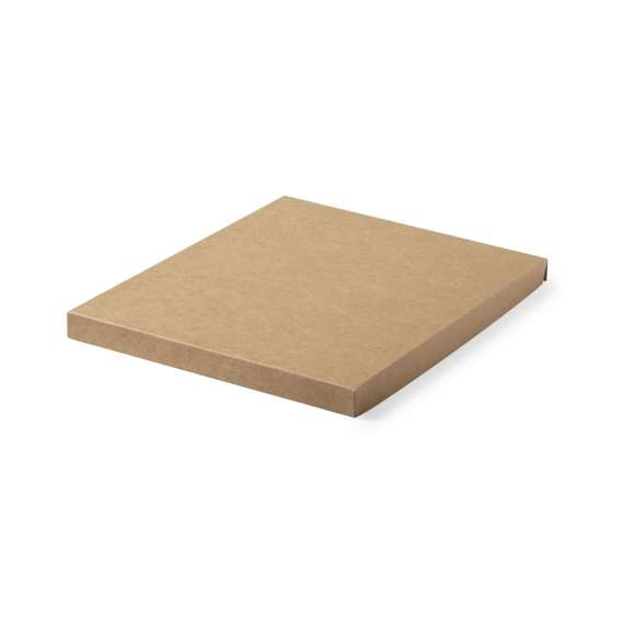 Set de bloc de notas y bolígrafo en línea nature. Incluye bloc de notas con tapas rígidas en corcho natural, con 80 hojas lisas. Bolígrafo de mecanismo pulsador, con cuerpo en corcho natural y accesorios en caña de trigo, para así fomentar la utilización de materias primas naturales y reducir las emisiones contaminantes. Presentado en estuche de cartón troquelado y diseño eco. Tinta negra.