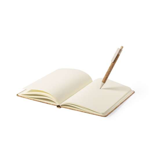 Set de bloc de notas y bolígrafo en línea nature. Incluye bloc de notas con tapas rígidas en corcho natural, con 80 hojas lisas. Bolígrafo de mecanismo pulsador, con cuerpo en corcho natural y accesorios en caña de trigo, para así fomentar la utilización de materias primas naturales y reducir las emisiones contaminantes. Presentado en estuche de cartón troquelado y diseño eco. Tinta negra.