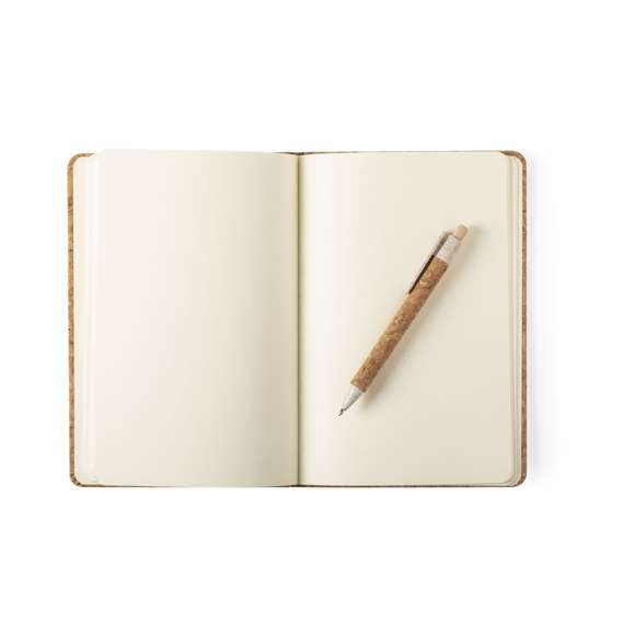 Set de bloc de notas y bolígrafo en línea nature. Incluye bloc de notas con tapas rígidas en corcho natural, con 80 hojas lisas. Bolígrafo de mecanismo pulsador, con cuerpo en corcho natural y accesorios en caña de trigo, para así fomentar la utilización de materias primas naturales y reducir las emisiones contaminantes. Presentado en estuche de cartón troquelado y diseño eco. Tinta negra.
