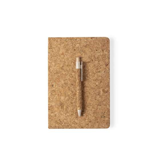 Set de bloc de notas y bolígrafo en línea nature. Incluye bloc de notas con tapas rígidas en corcho natural, con 80 hojas lisas. Bolígrafo de mecanismo pulsador, con cuerpo en corcho natural y accesorios en caña de trigo, para así fomentar la utilización de materias primas naturales y reducir las emisiones contaminantes. Presentado en estuche de cartón troquelado y diseño eco. Tinta negra.