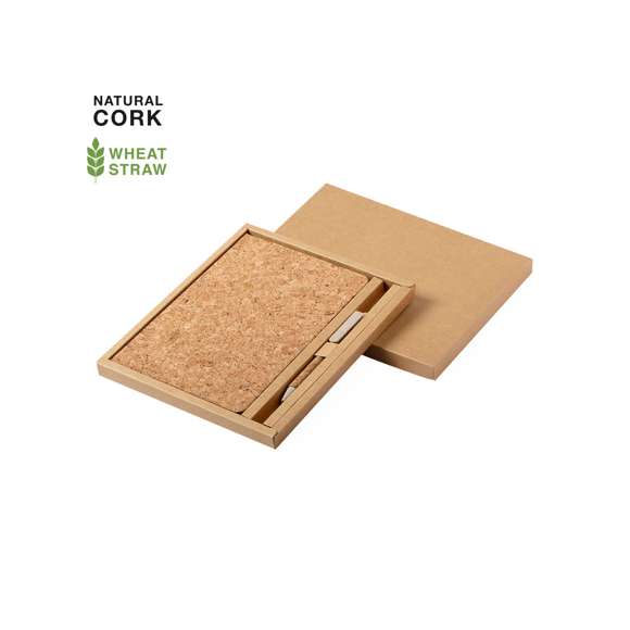 Set de bloc de notas y bolígrafo en línea nature. Incluye bloc de notas con tapas rígidas en corcho natural, con 80 hojas lisas. Bolígrafo de mecanismo pulsador, con cuerpo en corcho natural y accesorios en caña de trigo, para así fomentar la utilización de materias primas naturales y reducir las emisiones contaminantes. Presentado en estuche de cartón troquelado y diseño eco. Tinta negra.