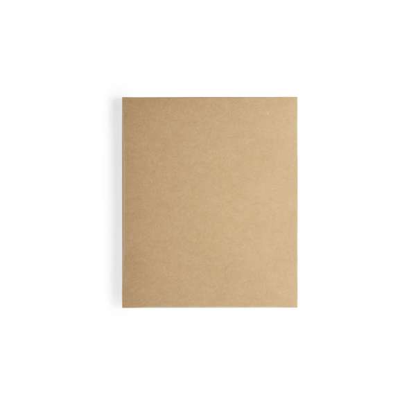 Set de libreta y bolígrafo en línea nature. Incluye libreta de anillas con tapas rígidas en bambú, con 80 hojas de disposición a una raya y diseño eco. Bolígrafo de mecanismo pulsador, con cuerpo en bambú y accesorios metálicos -cartucho jumbo y tinta negra-. Presentado en estuche de cartón troquelado y diseño eco.