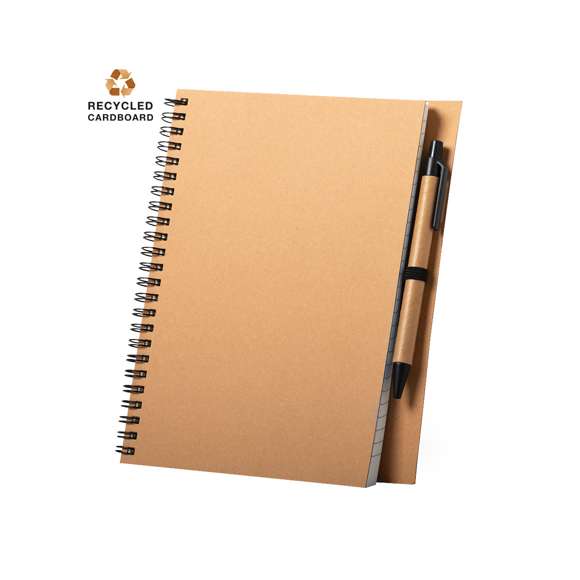 Set de libreta y bolígrafo en línea nature. Incluye libreta de anillas con tapas rígidas en cartón reciclado, con soporte para bolígrafo, 80 hojas de disposición a una raya y diseño eco. Bolígrafo de mecanismo pulsador, con cuerpo en cartón reciclado -tinta azul-.