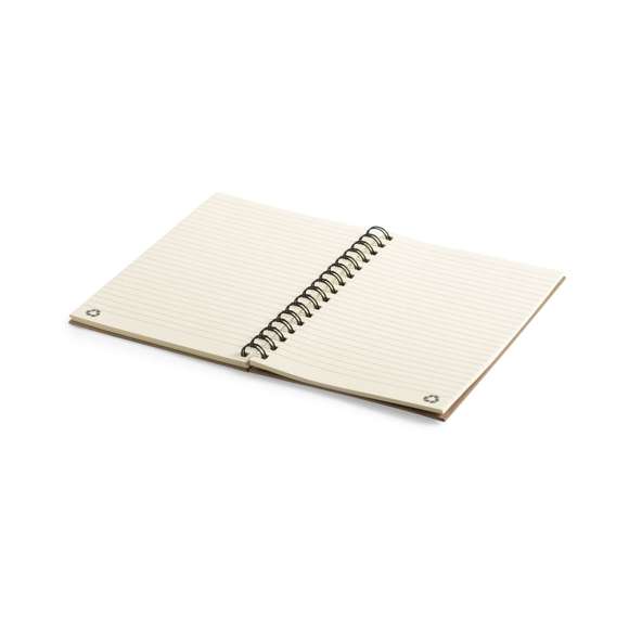 Libreta con anillas de color en línea nature. Con tapas rígidas en cartón reciclado y elástico de cierre en colores naturales. Con 80 hojas de disposición a una raya y diseño eco.