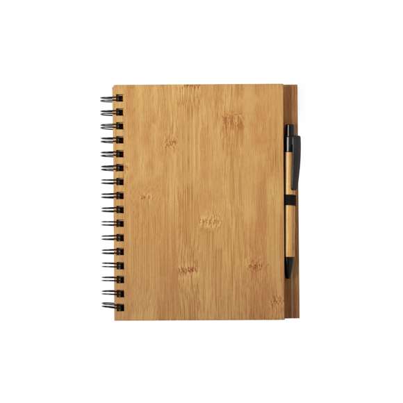 Set de libreta y bolígrafo de línea nature. Libreta de anillas con tapas rígidas en bambú, con soporte para el bolígrafo. De 80 hojas con diseño eco y disposición a una raya. Bolígrafo de mecanismo pulsador, con cuerpo de bambú y tinta negra.