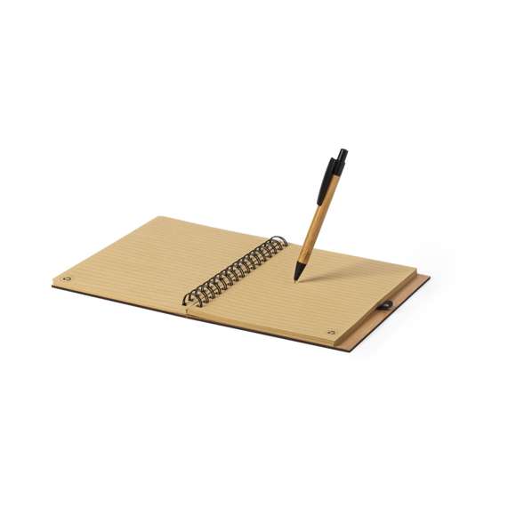 Set de libreta y bolígrafo de línea nature. Libreta de anillas con tapas rígidas en bambú, con soporte para el bolígrafo. De 80 hojas con diseño eco y disposición a una raya. Bolígrafo de mecanismo pulsador, con cuerpo de bambú y tinta negra.