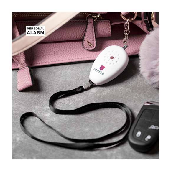  	Alarma personal con potente timbre de volumen extra fuerte. El funcionamiento es sencillo, solamente hay que tirar de la cinta para que suene la alarma. Con mosquetón metálico de enganche y cinta resistente de 36 cm de largo. Alimentación a pilas (de botón incluidas) y presentado en atractiva bolsa de diseño.