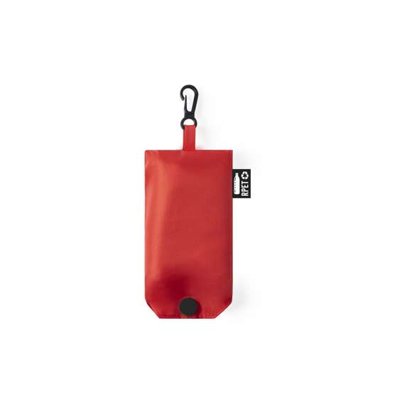 Bolsa plegable en suave poliéster RPET, elaborado a partir de plástico reciclado, para así fomentar la reutilización de residuos plásticos y ayudar a la sostenibilidad del planeta. Acabado cosido y plegado de pequeño tamaño para fácil transporte. Con cierre de botón y mosquetón de enganche. Distintivo RPET en etiqueta lateral, disponible en variada gama de colores (color blanco especialmente fabricado para impresión en sublimación).