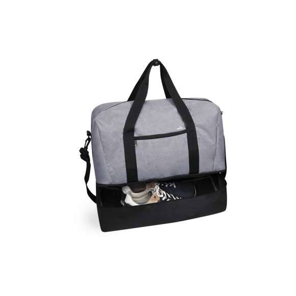 Bolso multiusos en resistente poliéster 600D de acabado denim. De diseño urbano, incluye bolsillo con tecnología de seguridad RFID (Identificación por Radio Frecuencia) que mantiene seguros tus dispositivos de transmisión de identidad. Compartimento independiente de cierre de cremallera para el calzado y bolsillo lateral de cremallera. Compartimento principal con cierre de cremallera de doble tirador y asas de transporte reforzadas, con cierre de botón. Refuerzo de nylon alrededor del cuerpo y cinta bandolera ajustable.