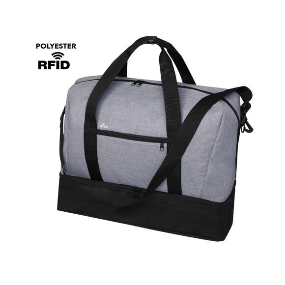 Bolso multiusos en resistente poliéster 600D de acabado denim. De diseño urbano, incluye bolsillo con tecnología de seguridad RFID (Identificación por Radio Frecuencia) que mantiene seguros tus dispositivos de transmisión de identidad. Compartimento independiente de cierre de cremallera para el calzado y bolsillo lateral de cremallera. Compartimento principal con cierre de cremallera de doble tirador y asas de transporte reforzadas, con cierre de botón. Refuerzo de nylon alrededor del cuerpo y cinta bandolera ajustable.