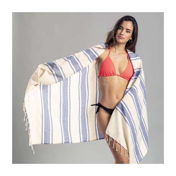 Pareo toalla 2 en 1 en algodón orgánico de 110g/m2. Tamaño 180 x 90 cm y disponible en variada gama de colores combinados. Distintivo organic en etiqueta.