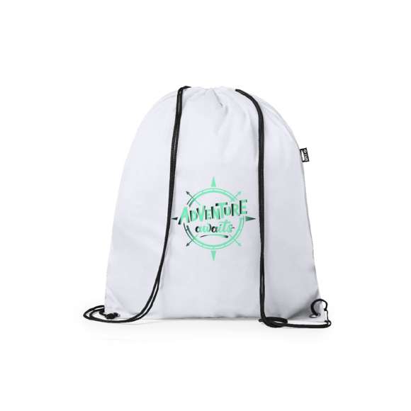 Mochila de cuerdas en suave poliéster RPET. Con cuerdas autocierre, esquinas reforzadas y resistentes argollas metálicas. Distintivo RPET en etiqueta lateral y disponible en variada gama de colores (color blanco especialmente fabricado para impresión en sublimación).Elaborado a partir de plástico reciclado, para así fomentar la reutilización de residuos plásticos y ayudar a la sostenibilidad del planeta.