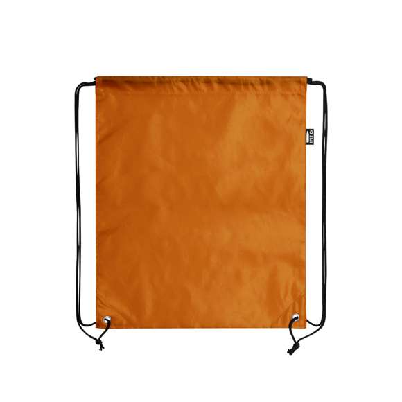 Mochila de cuerdas en suave poliéster RPET. Con cuerdas autocierre, esquinas reforzadas y resistentes argollas metálicas. Distintivo RPET en etiqueta lateral y disponible en variada gama de colores (color blanco especialmente fabricado para impresión en sublimación).Elaborado a partir de plástico reciclado, para así fomentar la reutilización de residuos plásticos y ayudar a la sostenibilidad del planeta.