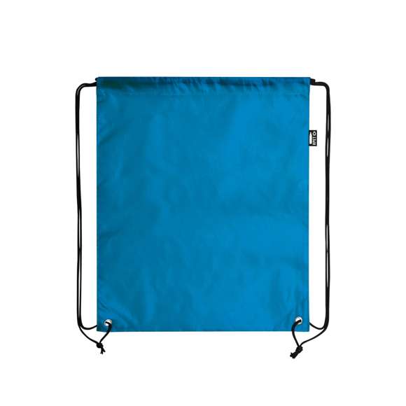 Mochila de cuerdas en suave poliéster RPET. Con cuerdas autocierre, esquinas reforzadas y resistentes argollas metálicas. Distintivo RPET en etiqueta lateral y disponible en variada gama de colores (color blanco especialmente fabricado para impresión en sublimación).Elaborado a partir de plástico reciclado, para así fomentar la reutilización de residuos plásticos y ayudar a la sostenibilidad del planeta.
